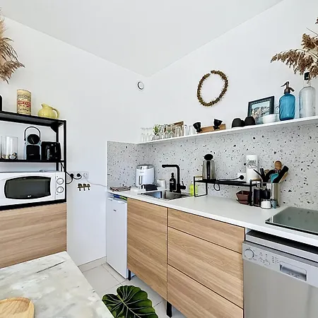 Avec Terrasse Et Climatisation, Proche - Fr-1-715-101 Daire