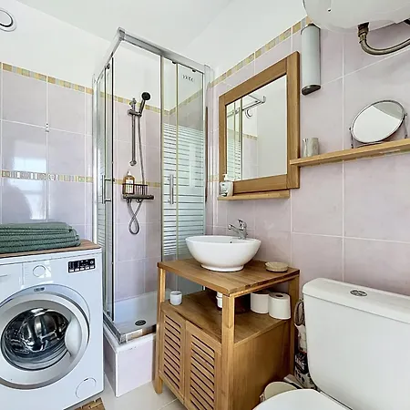 Daire Avec Terrasse Et Climatisation, Proche - Fr-1-715-101 *
